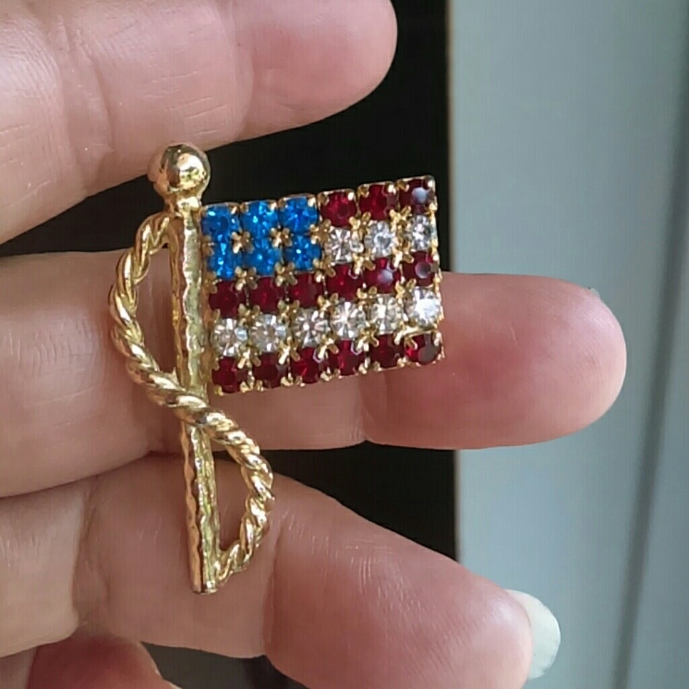 Vintage Rhinestone USA American Flag Brooch Pin